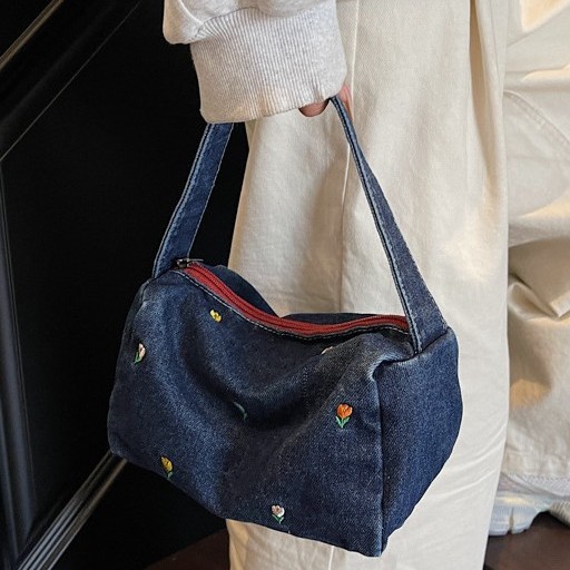Spring niche canvas bags, embroidered handbags, denim bags, niche designs, fashionable large-capacity single-shoulder bags, and commuter bags Application Scenario
