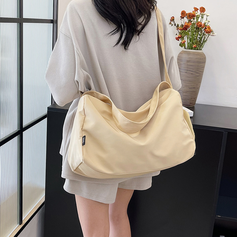 Solid-color simple and casual fitness bag, large-capacity short trip single-shoulder crossbody bag, lightweight nylon hand-held travel bag Application Scenario