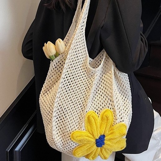 A large capacity women's 2025 new spring/summer single-shoulder bag with hollowed-out design, a high-end seaside and beach bag full figure