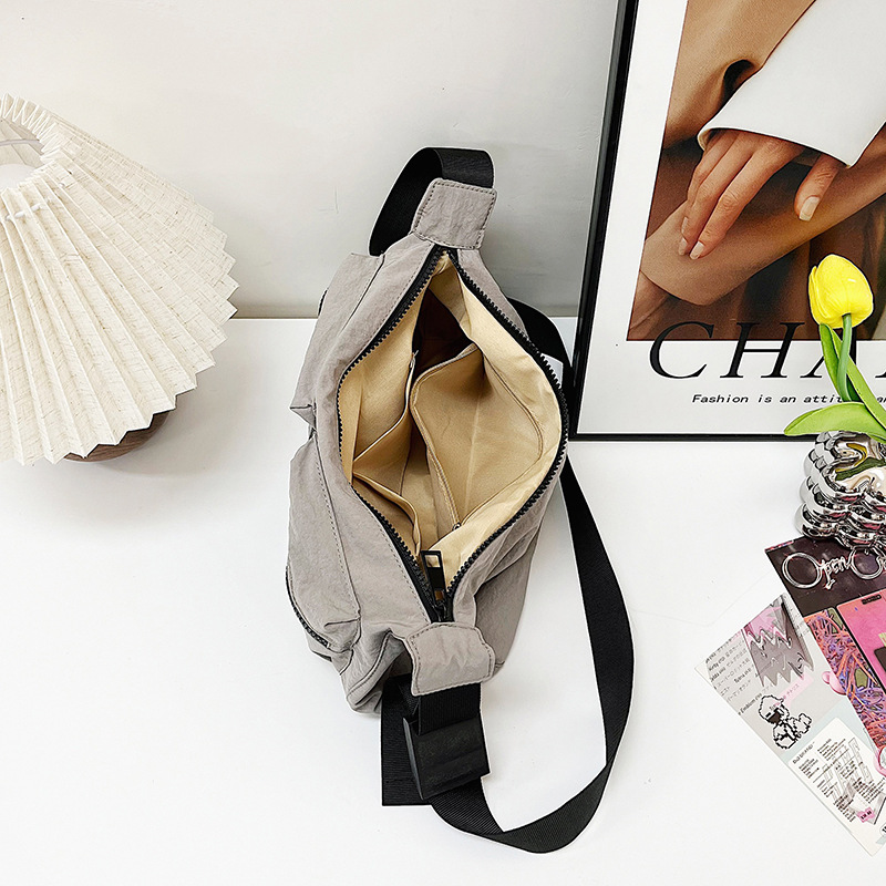 New large-capacity casual nylon bag, women's fashionable, simple and trendy travel single-shoulder crossbody bag, class commuting bag Application Scenario