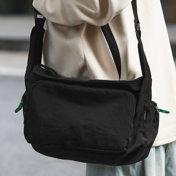 Fashionable new single-shoulder crossbody bag, outdoor large-capacity lightweight bag, unisex couple bag Application Scenario