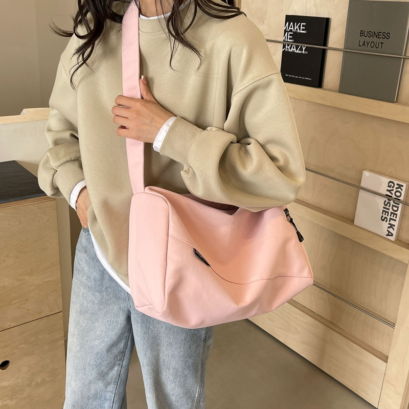 New casual large-capacity sports bag, fashionable and trendy travel single-shoulder crossbody bag, lightweight commuting storage bag for going out Application Scenario