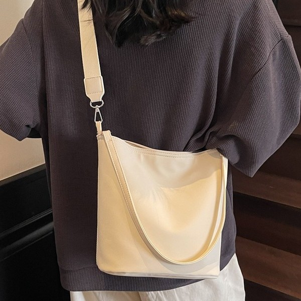 2025 New style personalized ins single-shoulder crossbody bag, simple and elegant bucket small square bag, trendy and stylish underarm bag Application Scenario