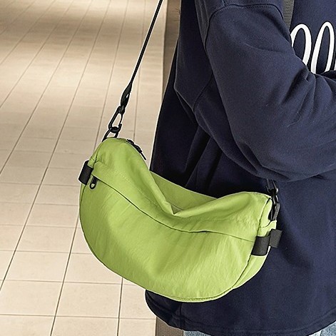 Versatile canvas bag for girls, 2024 new niche design, large-capacity student sports crossbody bag, class dumpling bag Specification drawing