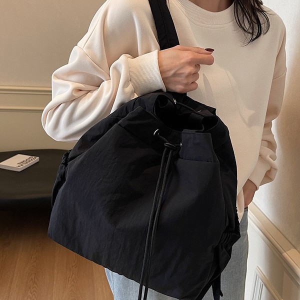 Backpacks for women's commuting, solid-color casual single-shoulder tote bags, large-capacity water-resistant nylon backpacks, a trend Application Scenario