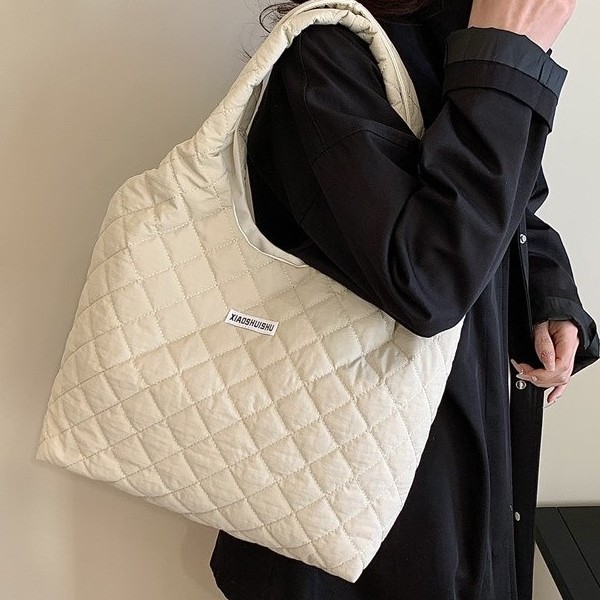 Autumn and winter large-capacity fashionable cotton-padded jacket bag for women, 2024 new diamond-patterned single-shoulder commuting simple and casual tote bag full figure