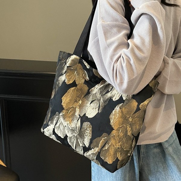 Fashionable spring and summer new tote bag, retro large flower shiny large capacity tote bag, new shoulder bag, versatile bag Application Scenario
