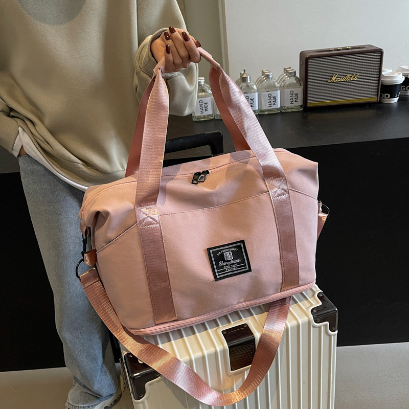 Large-capacity fitness bag, portable luggage bag for business trips, storage bag for pregnant women waiting to give birth, expandable sports and fitness bag Application Scenario