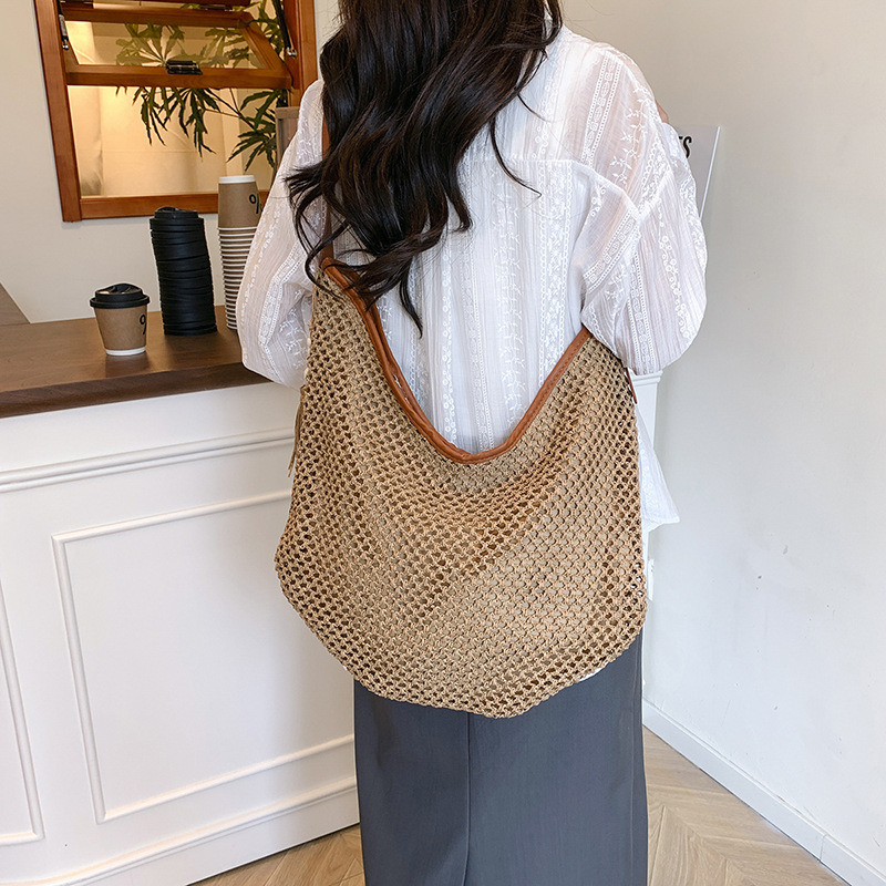 A new summer 2025 trendy woven, fashionable and stylish underarm bag for women, a straw woven single-shoulder bag for seaside travel and beach vacation Application Scenario