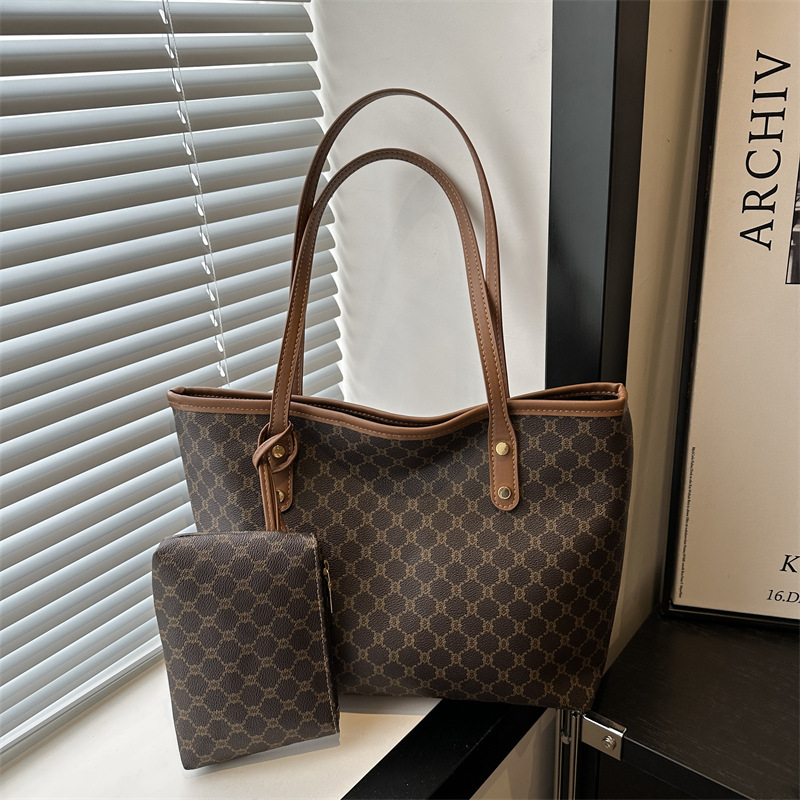 A simple and fashionable large-capacity bag for women, a new Spring 2024 trendy tote bag for commuting, a large-capacity hand-held shoulder bag full figure