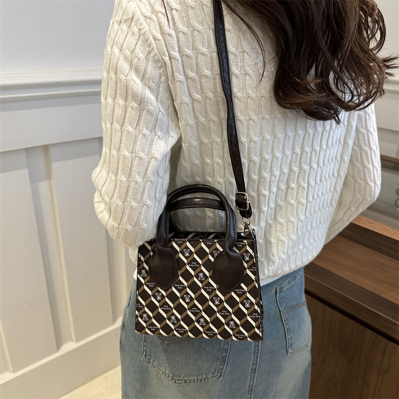 A niche and stylish printed single-shoulder bag, a retro and individualistic ins crossbody bag, and a casual underarm bag for the 2024 autumn collection Specification drawing
