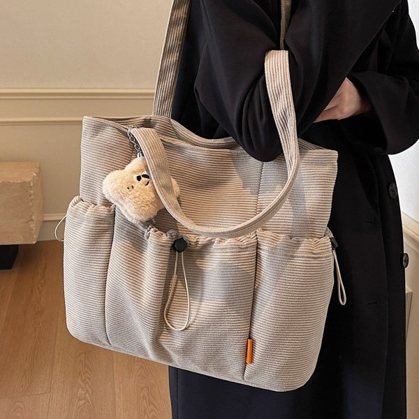 Multi-pocket tote bag, single-shoulder bag, Korean-style sports shoulder bag, simple, niche and fashionable, Japanese-style solid-color tote bag Application Scenario