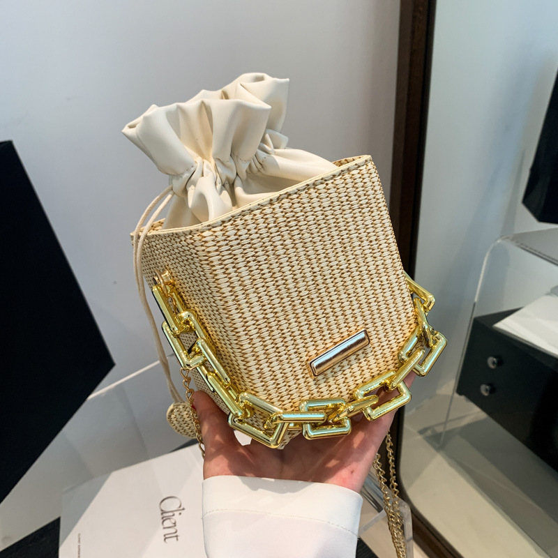 The 2023 new style drawstring women's bag is trendy, casual and fashionable, with a waist chain single-shoulder crossbody bag and a stylish chain hand-held small square bag Application Scenario