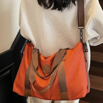 New fashionable and casual shoulder bag for outdoor sports, simple and versatile handbag, large-capacity water-resistant crossbody bag Specification drawing