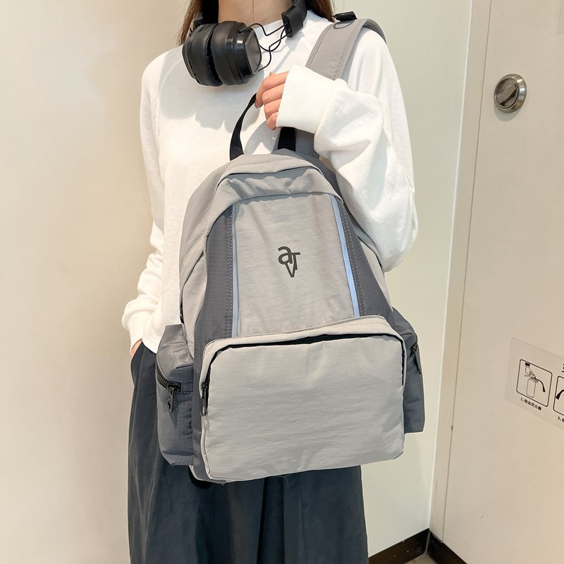 A Japanese-style niche retro versatile backpack for girls, a lightweight backpack for female college students' outdoor sports, and a travel and mountaineering bag details Picture
