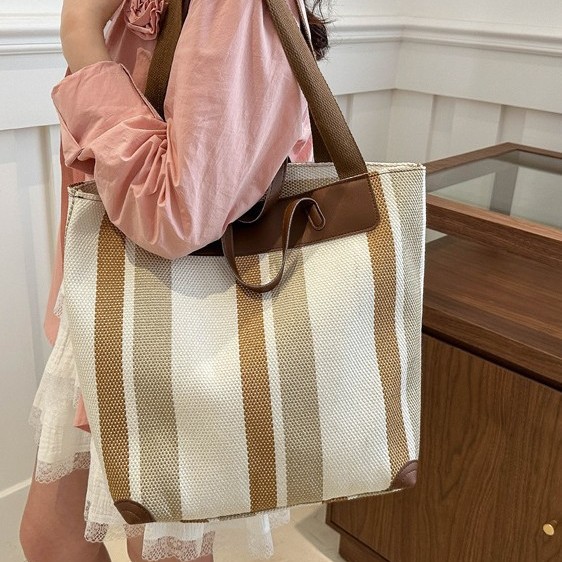 A large-capacity commuting and casual 2024 autumn/winter new striped canvas trendy single-shoulder tote bag for travel Application Scenario