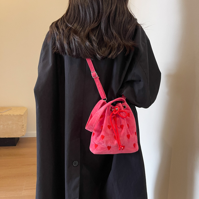 Korean embroidered heart-shaped drawstring pink handbag 2023 new style single-shoulder crossbody bag, mini bucket bag with texture details Picture