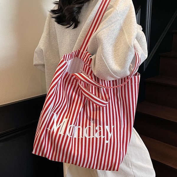 A new Korean-style, versatile and fashionable striped single-shoulder bag with a large capacity for students to carry to class Application Scenario