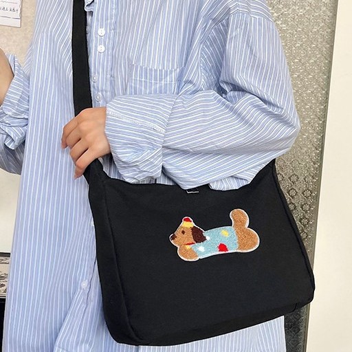 The new trendy and niche casual cartoon dog tote bag is a versatile women's commuter crossbody bag with a strong sense of design Application Scenario