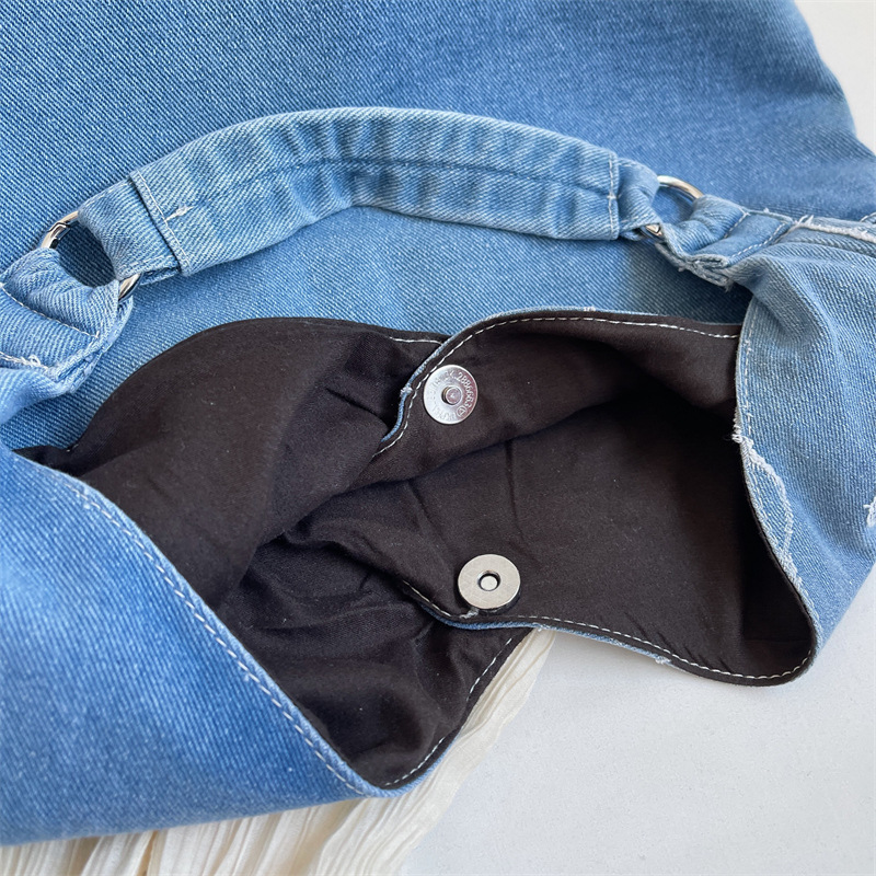 Rose patchwork denim canvas bag for women, 2024 new large-capacity tote bag for commuting to school, casual underarm bag Application Scenario