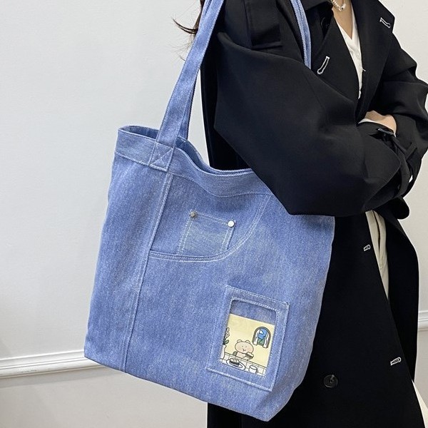 The new large-capacity tote bag for autumn and winter, with a laid-back denim style and a girlish touch, is a fashionable and casual commuting and school bag details Picture