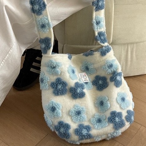 2024 Autumn/Winter new large-capacity plush bag, trendy women's casual and versatile crossbody bag, teenage flower single-shoulder bag Specification drawing