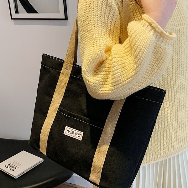 This is a new large-capacity Korean-style bag for autumn and winter fashion. It's perfect for casual commuting and is suitable for students' classes. It also comes with a single-shoulder backpack details Picture