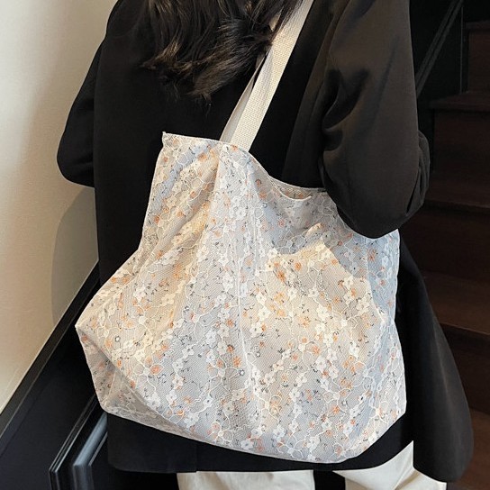 A new Korean floral bucket bag for women, a versatile single-shoulder bag for commuting and a artistic large-capacity tote bag for women full figure