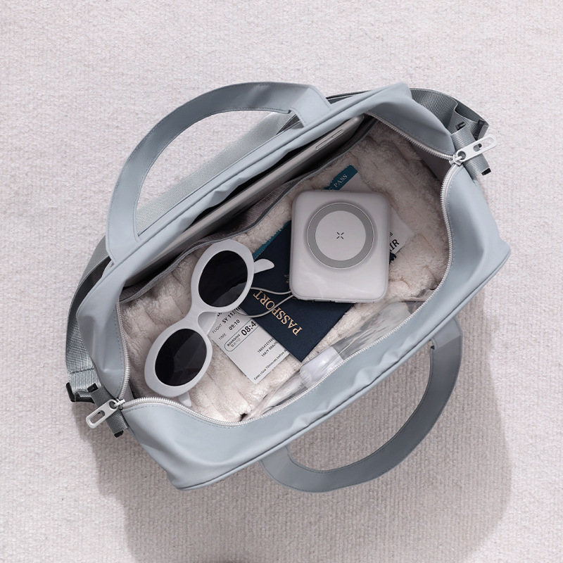 Runhui's new light travel single-shoulder crossbody bag, large-capacity travel carry-on bag 600D leather waterproof travel bag Application Scenario