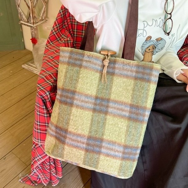 A cute Japanese woolen large-capacity single-shoulder tote bag with a checkered pattern for the 2024 autumn and winter collection, featuring a laid-back and versatile style Application Scenario