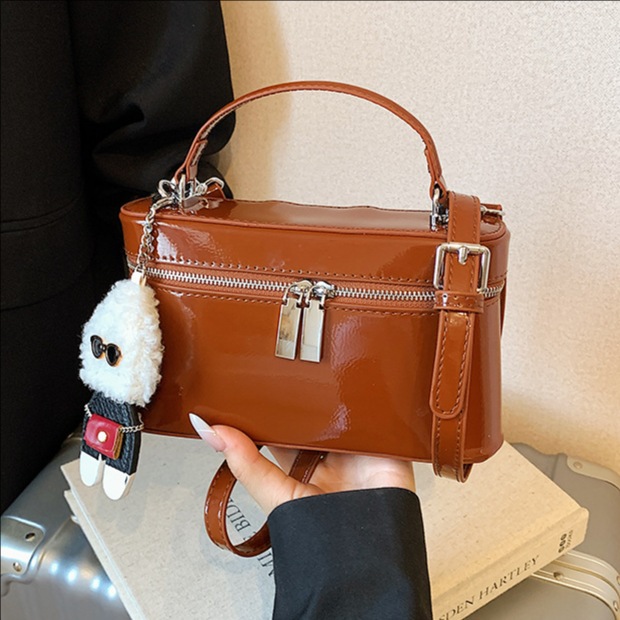 The 2025 new high-end small square bag is a fashionable women's handbag with a shiny surface and a trendy single-shoulder bag. It is stylish and versatile full figure