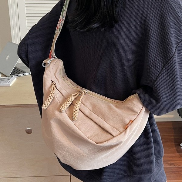 The cross-border Japanese-style casual and versatile crossbody bag, the dazzling bag, is a large-capacity dumpling bag for female college students' commuting to class Application Scenario