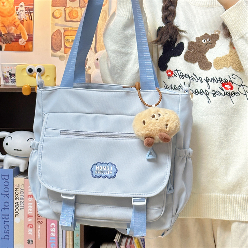 Fashionable new lightweight single-shoulder bag, solid color underarm bag for women, college style large-capacity tutorial bag, student handbag Application Scenario