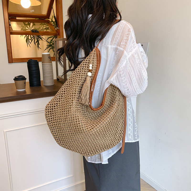 A new summer 2025 trendy woven, fashionable and stylish underarm bag for women, a straw woven single-shoulder bag for seaside travel and beach vacation details Picture