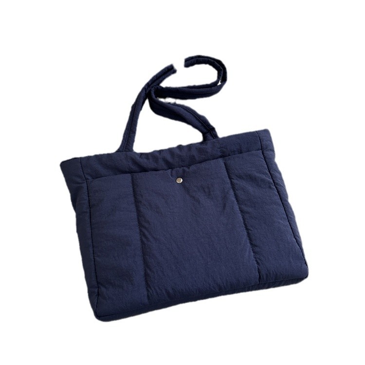 A simple and large-capacity tote bag for women, a new solid-color simple hand-held, niche and casual single-shoulder armpit bag Item Picture