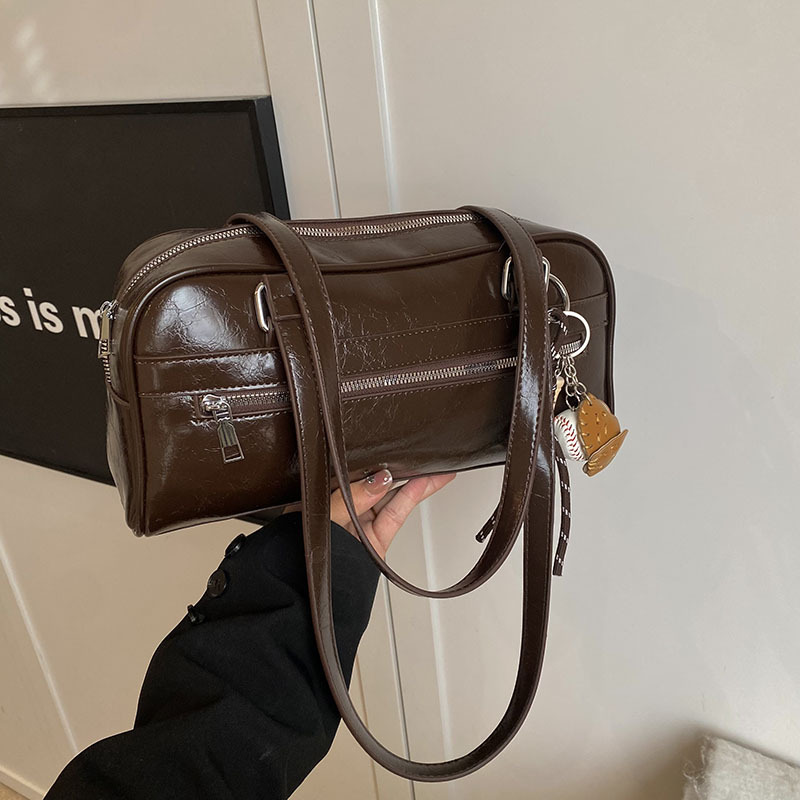 High-end, stylish and large-capacity bag for women 2025 new style casual commuting single-shoulder bag, popular hand-held baguette bag Application Scenario