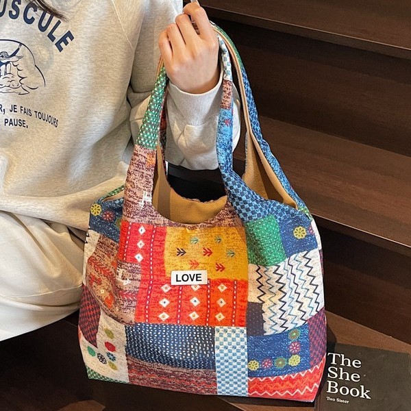 A new large-capacity Korean-style casual single-shoulder bag with contrasting colors, a niche underarm handbag and a simple single-shoulder tote bag Application Scenario