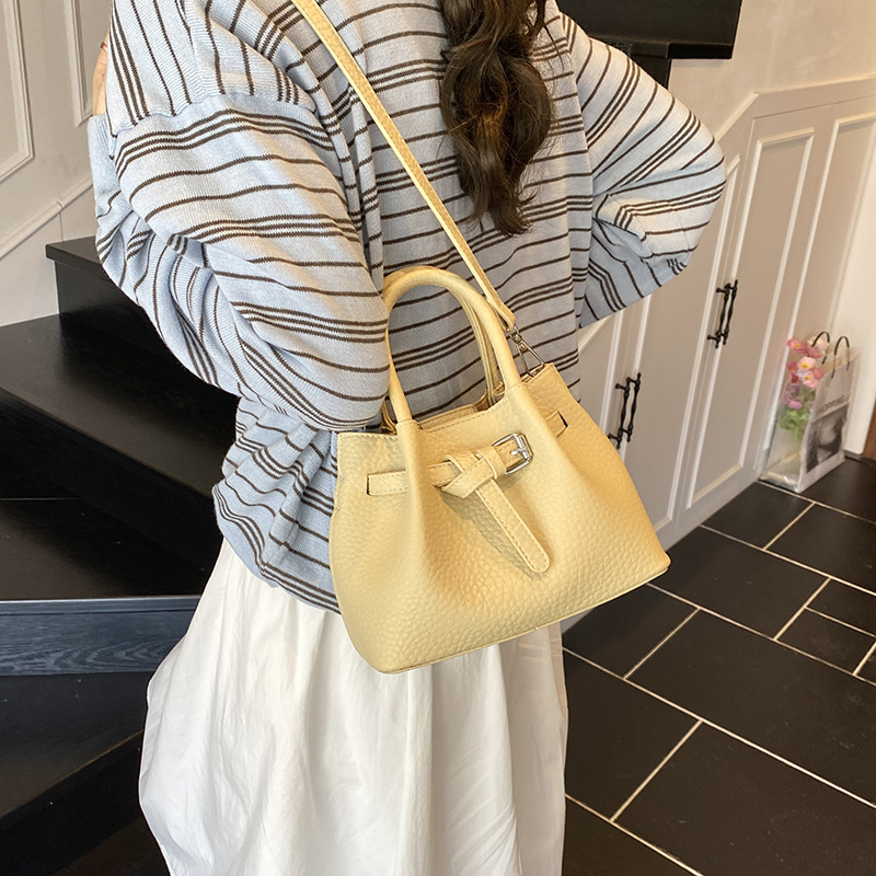 A trendy hand-held bucket bag for women in 2025, a stylish and fashionable single-shoulder bag for commuting, versatile and stylish crossbody bag details Picture