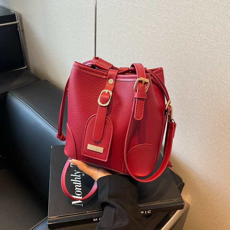 Retro and fashionable bucket bag for women, 2024 new trendy and versatile single-shoulder bag, a niche and high-end work and commuting bag for women Specification drawing