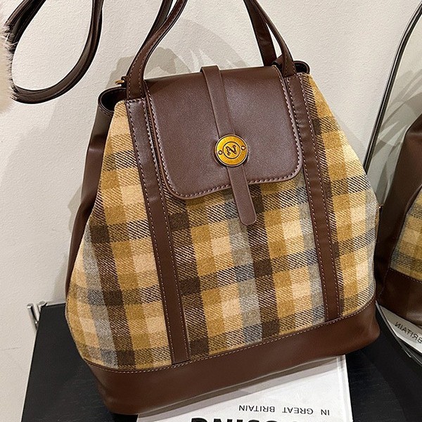 Large-capacity checkered tote bag for women, 2024 new retro and versatile single-shoulder bag, casual travel backpack Application Scenario