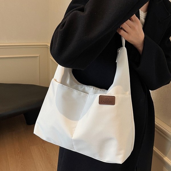 Lightweight fabric bag, large-capacity single-shoulder crossbody bag, student class bag, high-end quality bag for autumn and winter Application Scenario