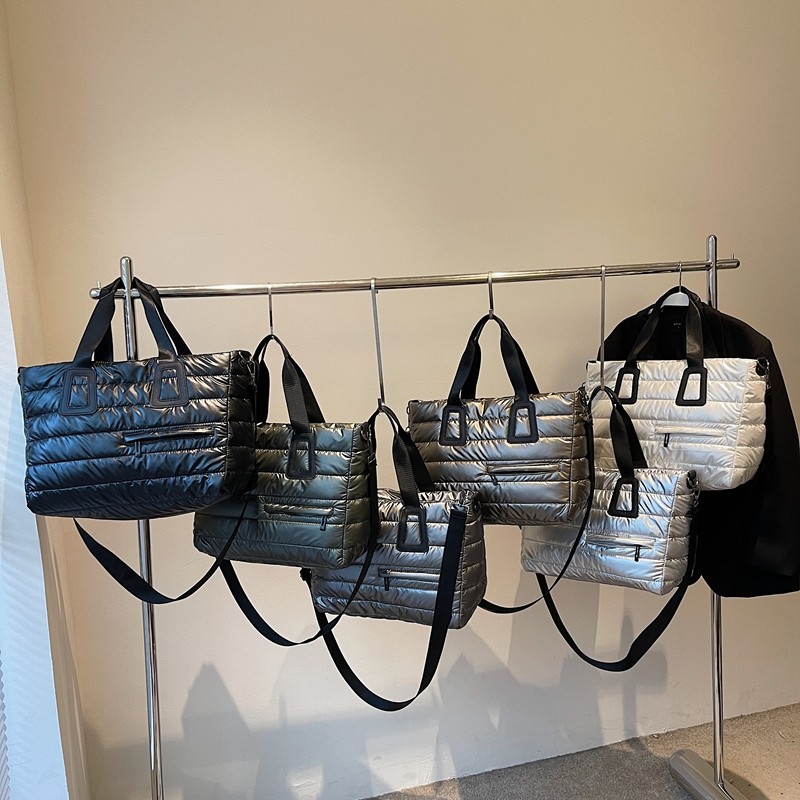 New women's sports and fitness bag, large-capacity Korean-style fashionable single-shoulder travel bag, simple and lightweight boarding crossbody bag Application Scenario