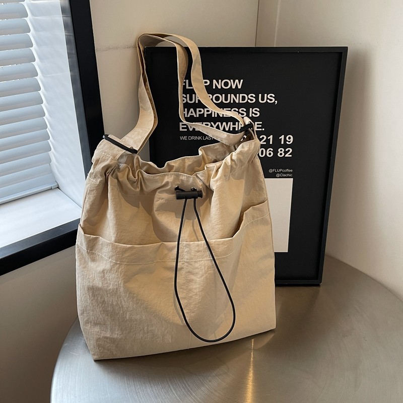 Japanese-style large-capacity casual tote bag, simple, niche and versatile single-shoulder bag, fashionable commuting drawstring drawstring crossbody bag full figure