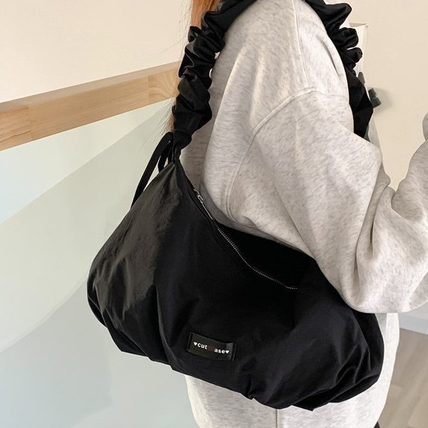 Cross-border Korean version niche underarm women's bag 2025 new versatile solid color single-shoulder crossbody bag pleated hand-held dumpling bag details Picture