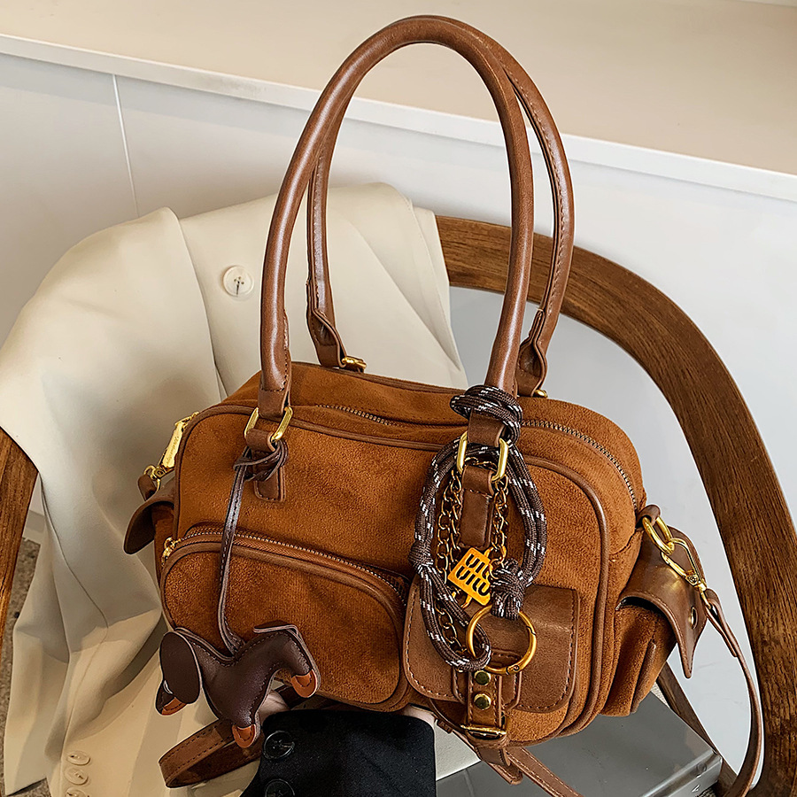 New hand-held travel bag for women 2024, retro, fashionable and casual single-shoulder bag, Korean style, high-end, trendy and versatile women's bag full figure