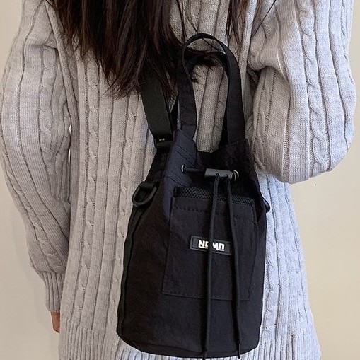 The new Spring 2025 stylish and niche bucket bag is a trendy, casual and high-quality single-shoulder crossbody bag for women Application Scenario