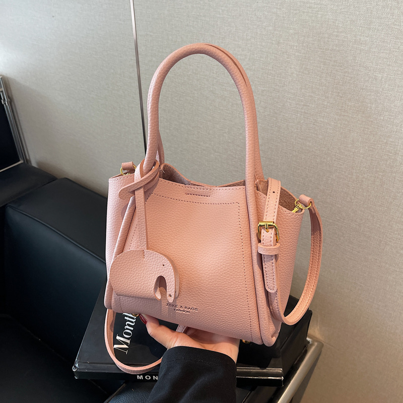A versatile and simple hand-held small bag for women, a new style of fashionable commuting tote bag for 2025, a stylish and high-end quality crossbody bag details Picture