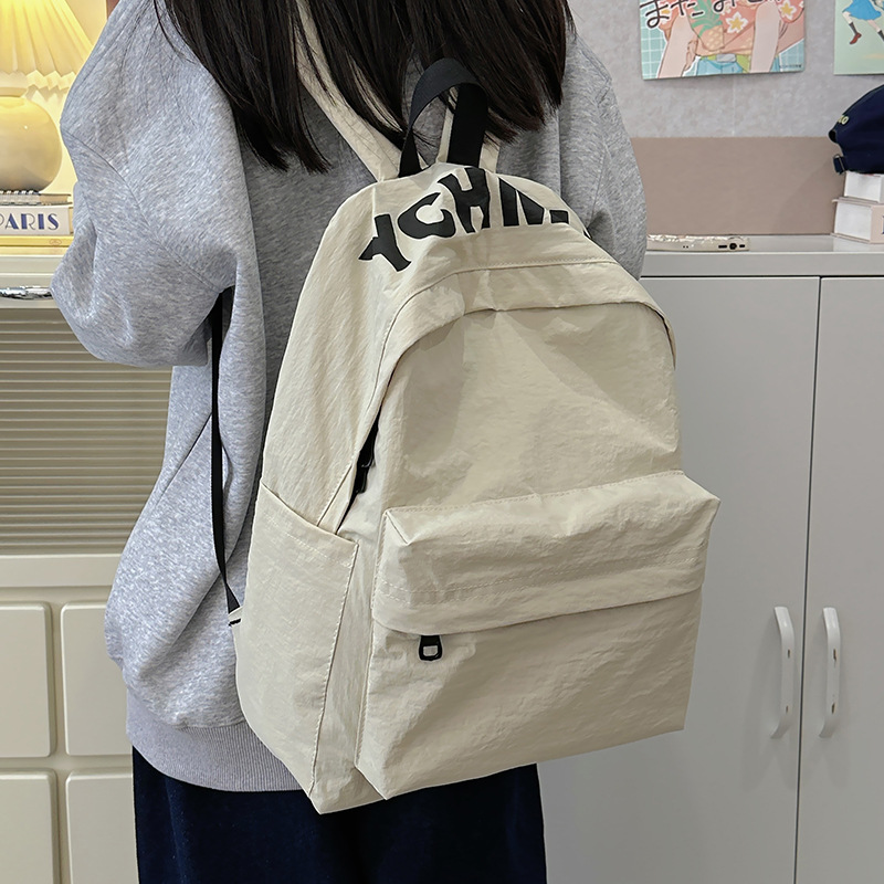 High-appearance-level, niche Japanese-style casual and versatile schoolbags for female students, junior high school girls, backpacks for travel, and a trend of lightweight backpacks Application Scenario