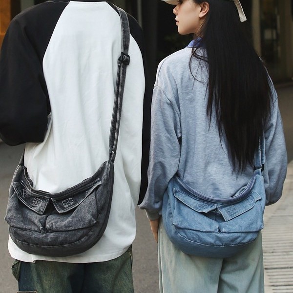 A versatile denim single-shoulder bag for both men and women, a lazy Japanese-style large-capacity design, fashionable new autumn and winter crossbody bag Application Scenario