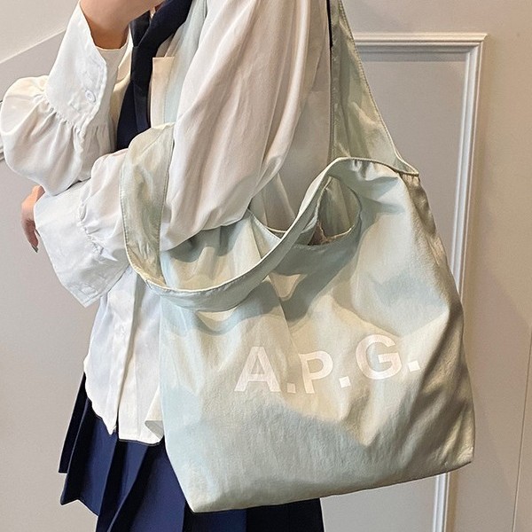 A laid-back Korean-style niche letter girl's early summer single-shoulder bag in cream color, a large-capacity cloth bag for work, and a student bag full figure